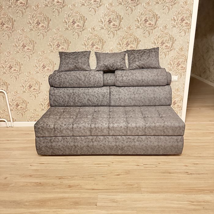 Шкафы кухонные , диван , пылесос моющий , ковры и пуфик