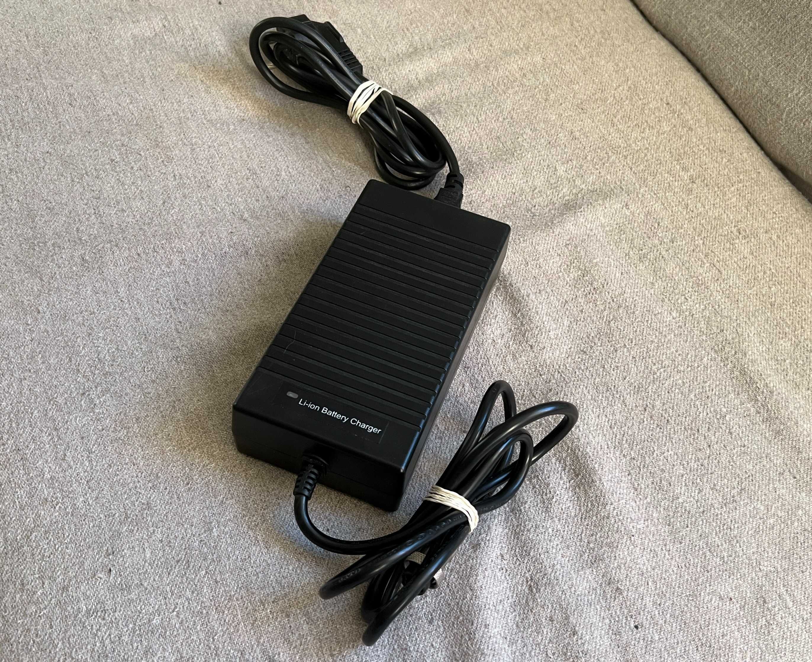 Incarcator baterie Li-ion de 54,6V 2A pentru pachetul de baterii 13S