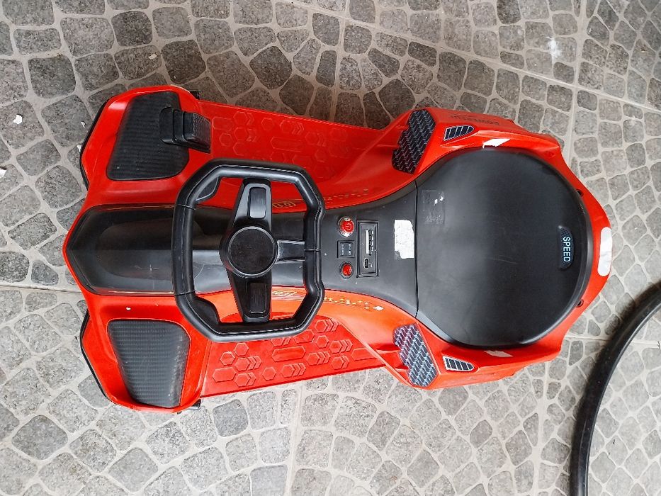 Kart electric cu muzică integrată și lumini colorate