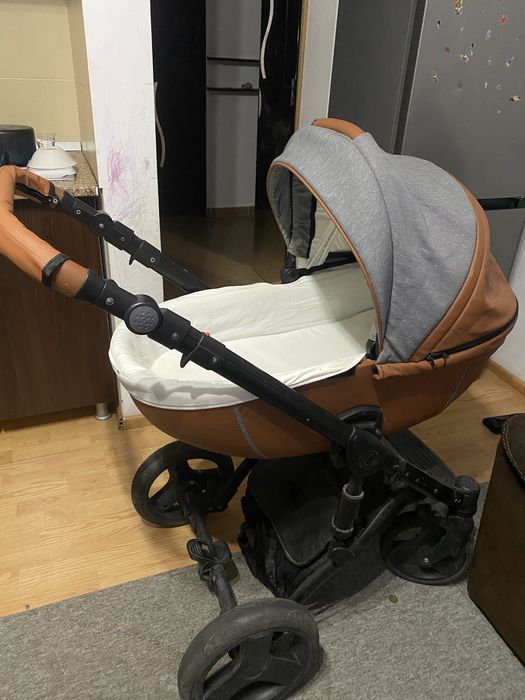 Vând uregent cărucior pentru bebeluși