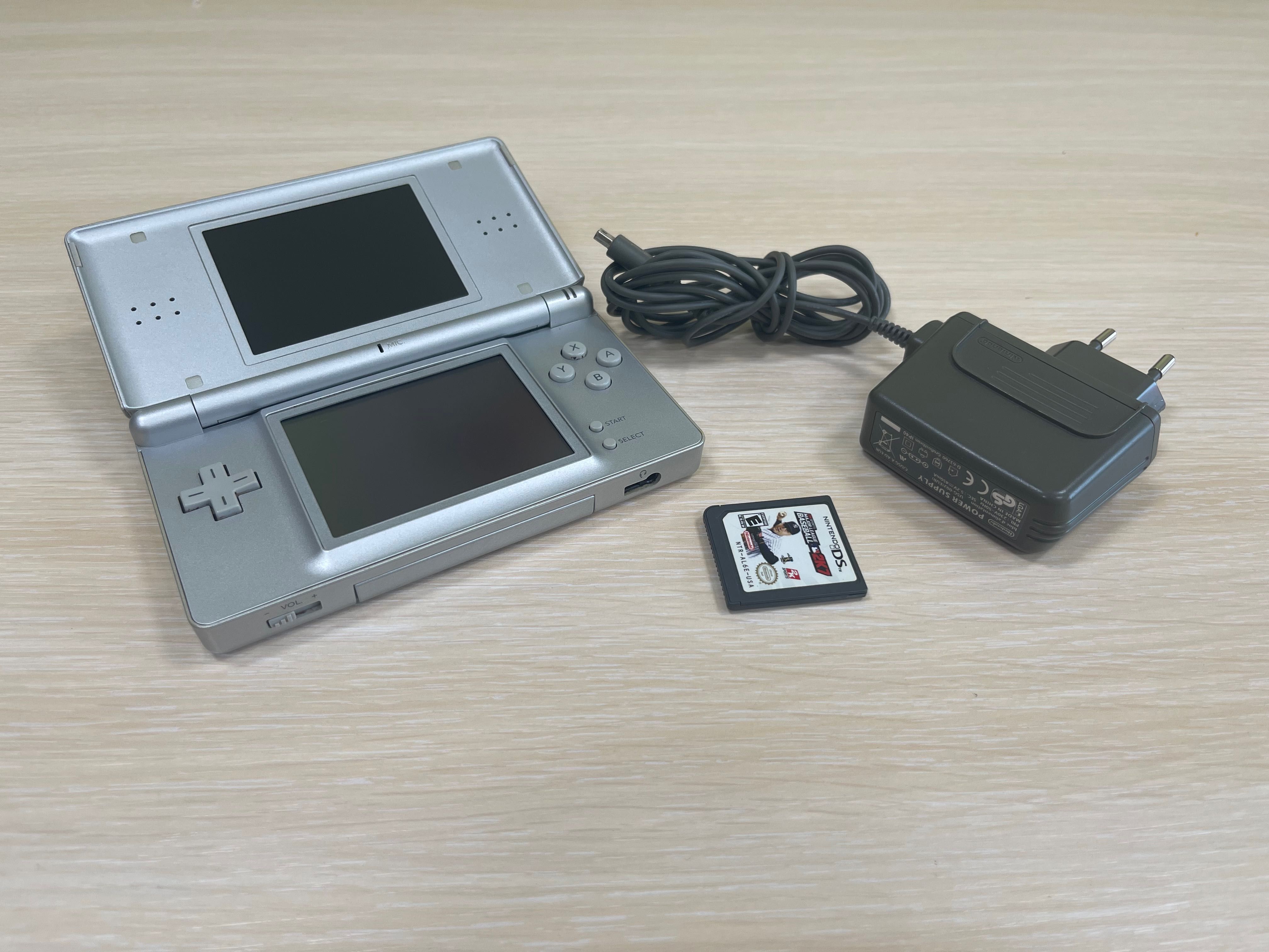 Оригинален Nintendo DS Lite – Сив + Адаптер + Писалка + Подарък игра