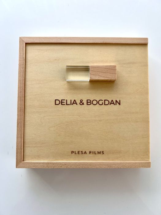 Cutie din lemn pentru fotografii + stick lemn si cristal 3.2 64 gb