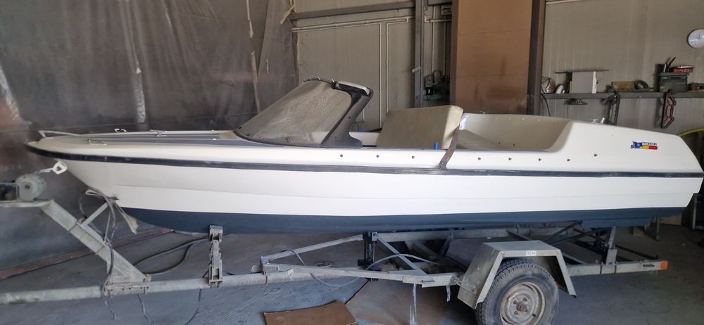 Vând  barca cu peridoc sau schimb cu skijet