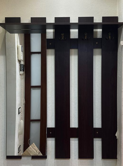 Настенная вешалка с зеркалом для прихожей