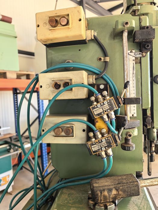 Верижна дълбачка за врати с пневматика.