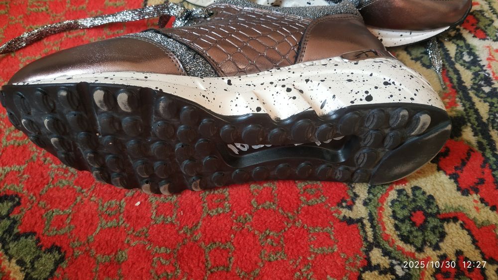 Кроссовки женские