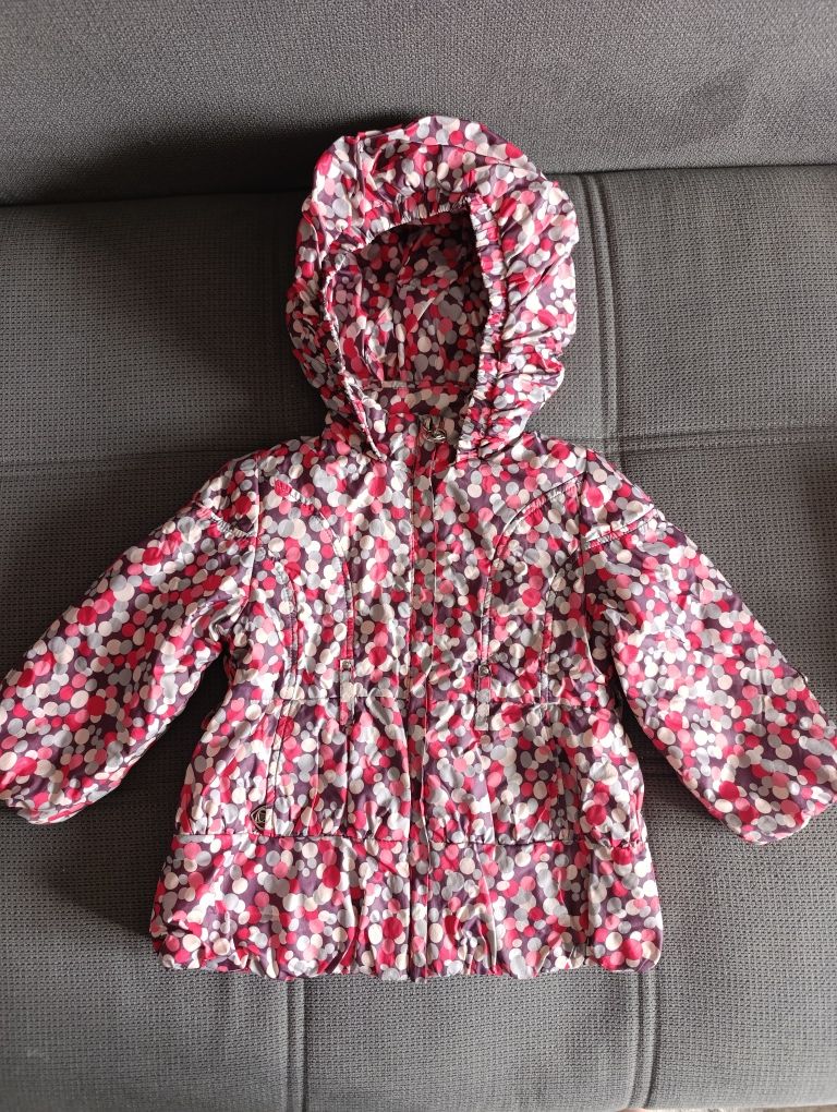 Продам весеннюю куртку на девочку р.92