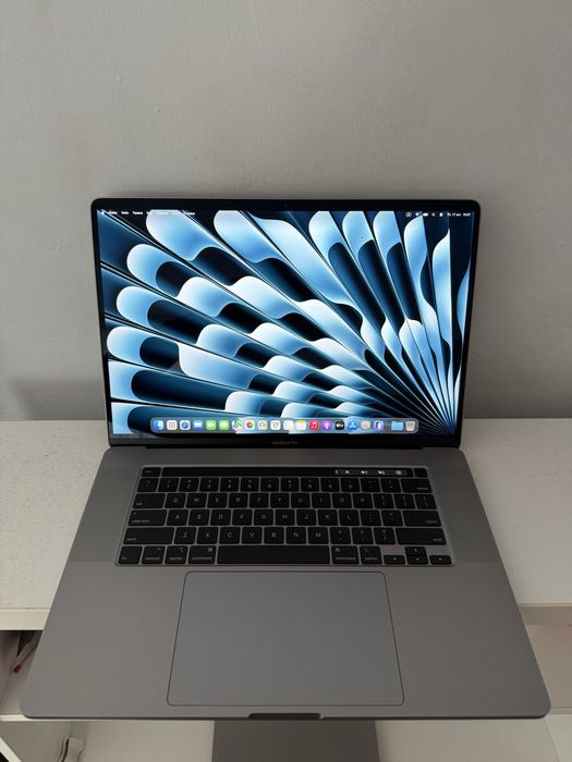 Macbook Pro 16inch/i7/16/512