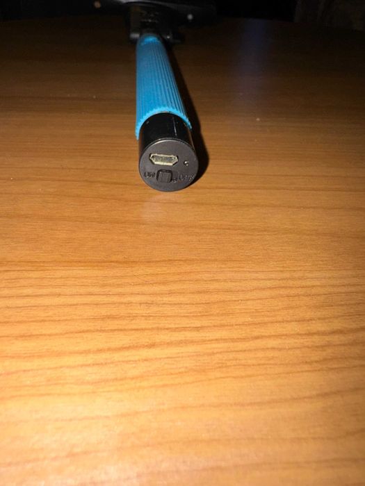 Mini stick selfie monopied negru cu cablu AUX, albastru deschis