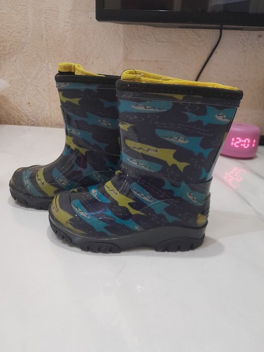 Продам резиновые сапожки 2000тг 23р