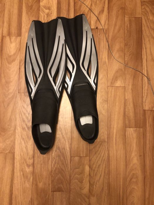 Продам ласты . Брали на 40 размер.