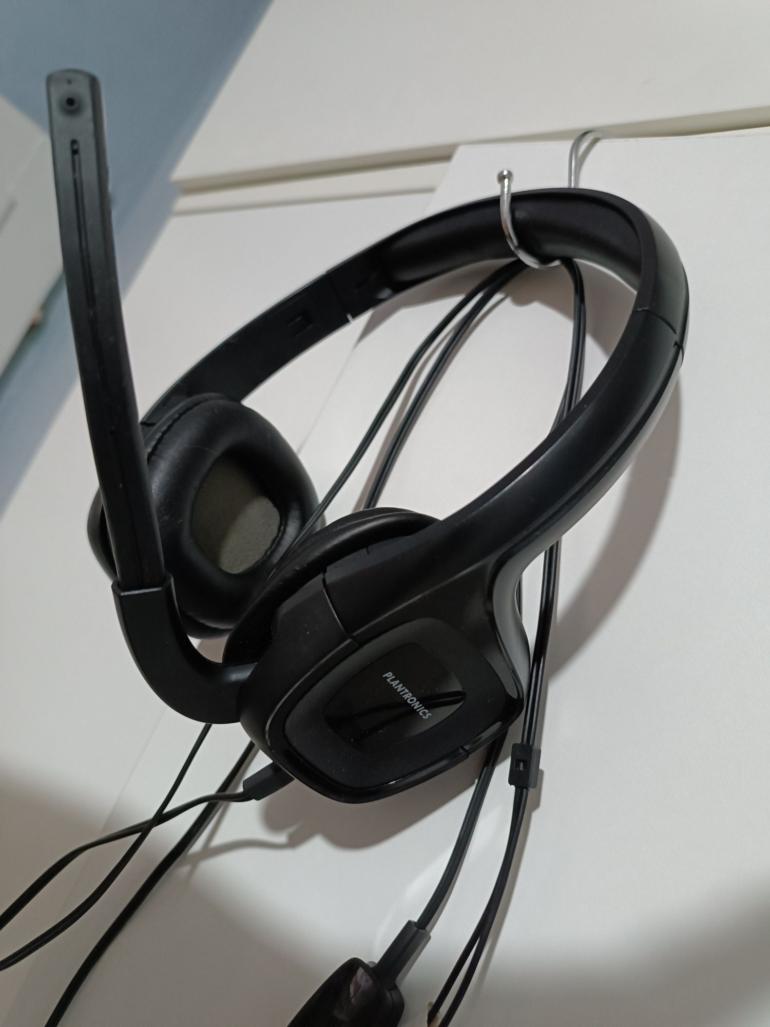 Аудио слушалки с микрофон Plantronics Audio 355
Изследвайте музиката,