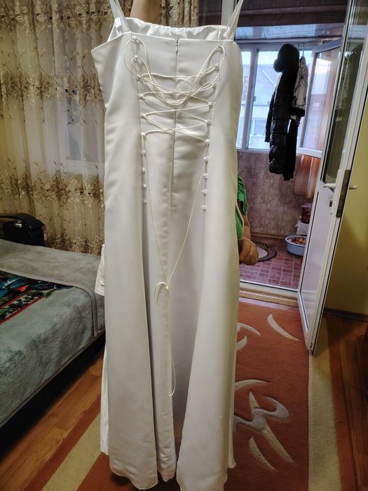 Vand rochie de mireasa.