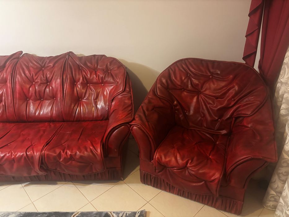 Set canapea + fotolii din piele roșie vintage
