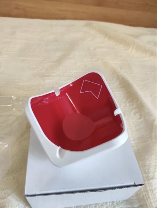 Пепелник Marlboro + 2 запалки Marlboro