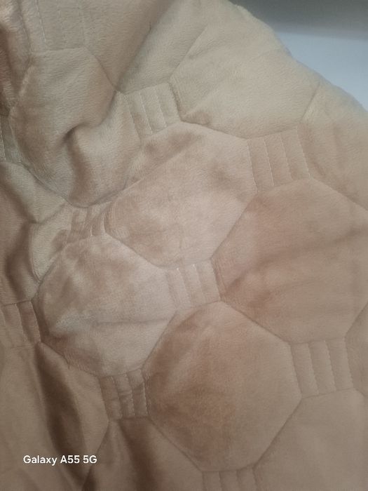 Cuvertura de pat 1.80 cm pe 2 m în stare nouă
