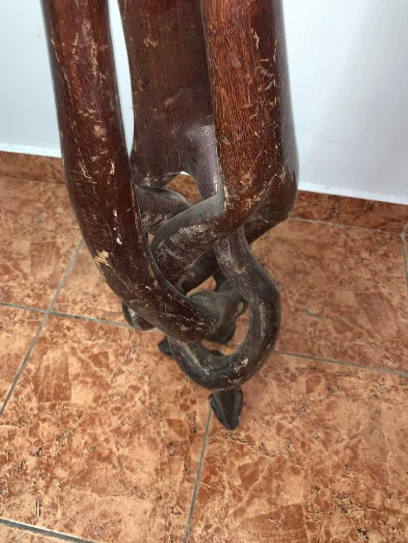 Masa cu picior sculptat din lemn