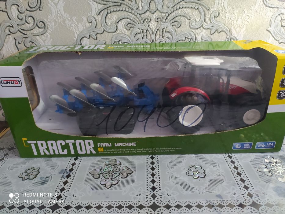 Игрушка трактор на пульту