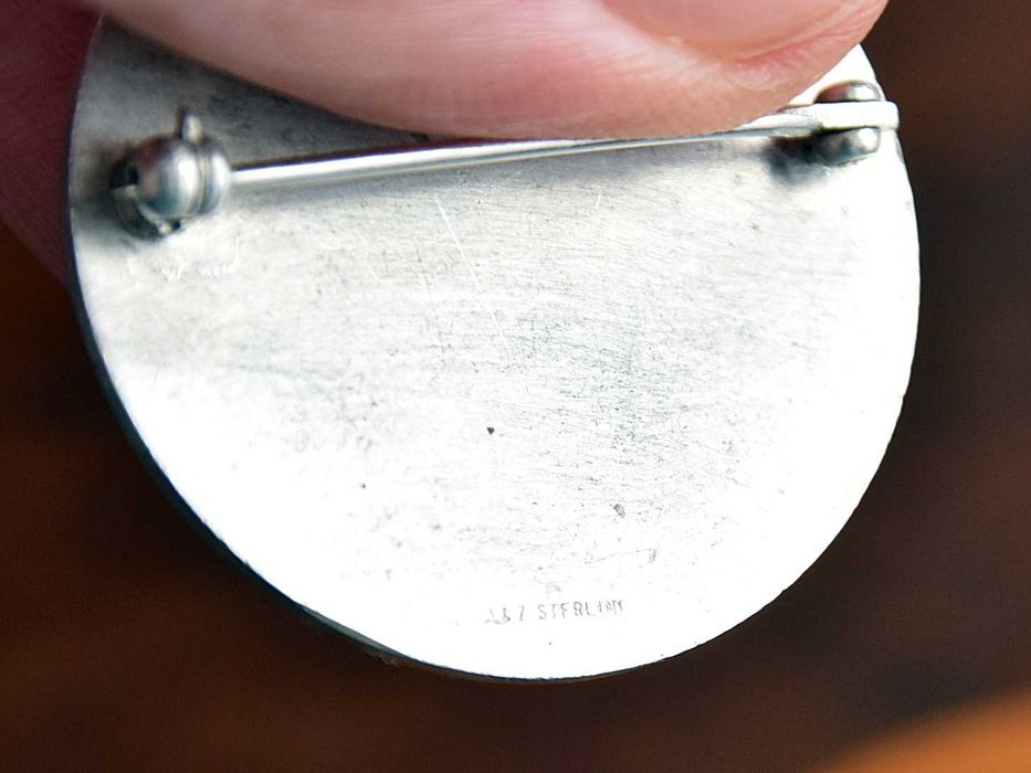 Brosa vintage de argint monogramata