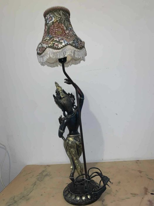 Veioza cu tenta asiatica