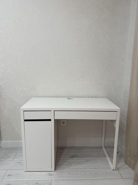 Письменный стол.