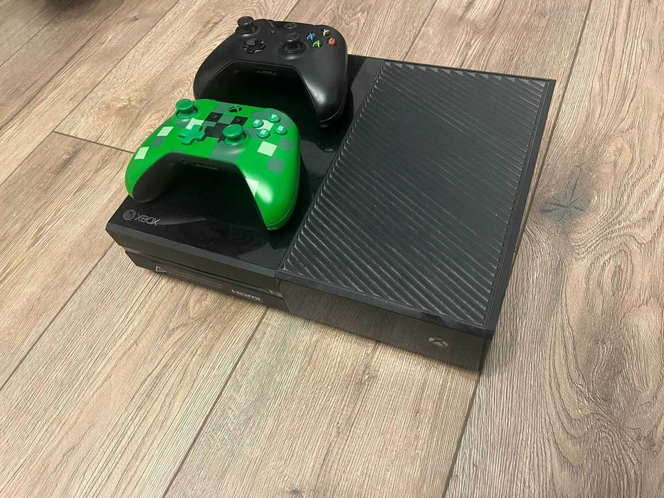 Consolă Xbox One + 2 controllere