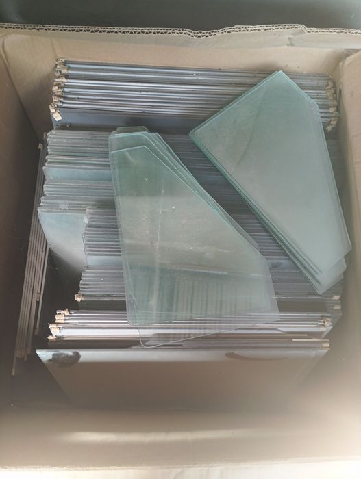 Продаются стеклянные полки для этажерок для магазина