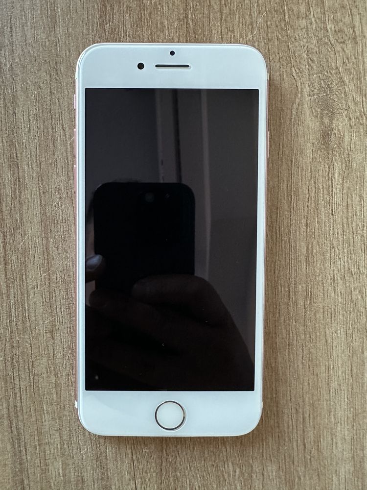 De vanzare iPhone 7 Gold, piese/ recarosare, arata impecabil.