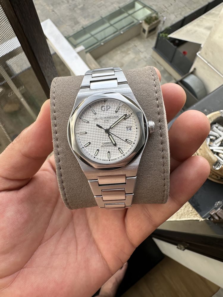 Girard-Perregaux Laureato