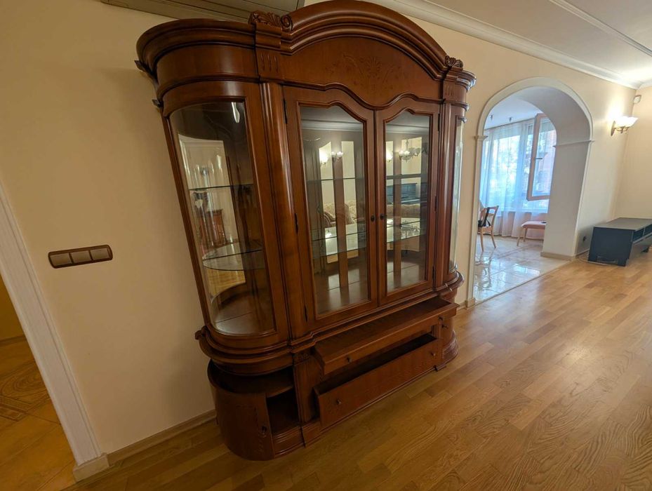 Стъклена овална секция за хол