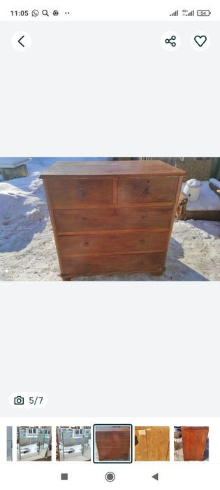 Шкафы, комод старые и стул.