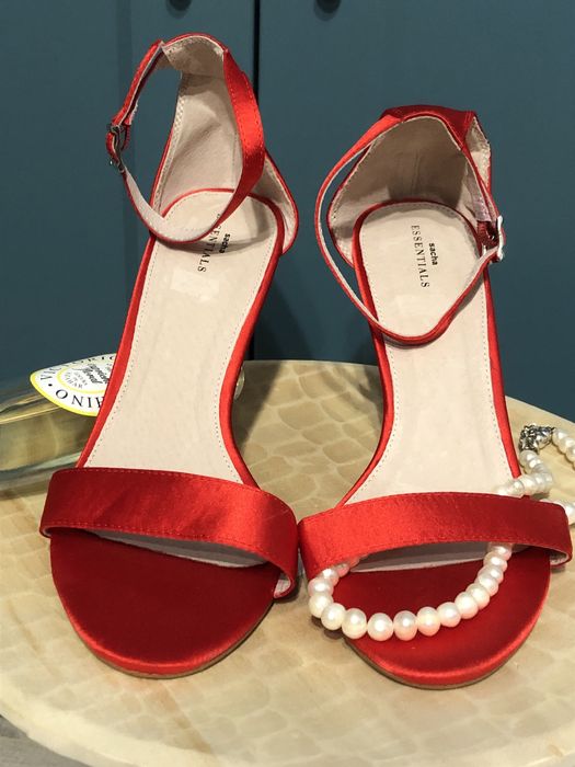 Sandale roșii, noi, nepurtate