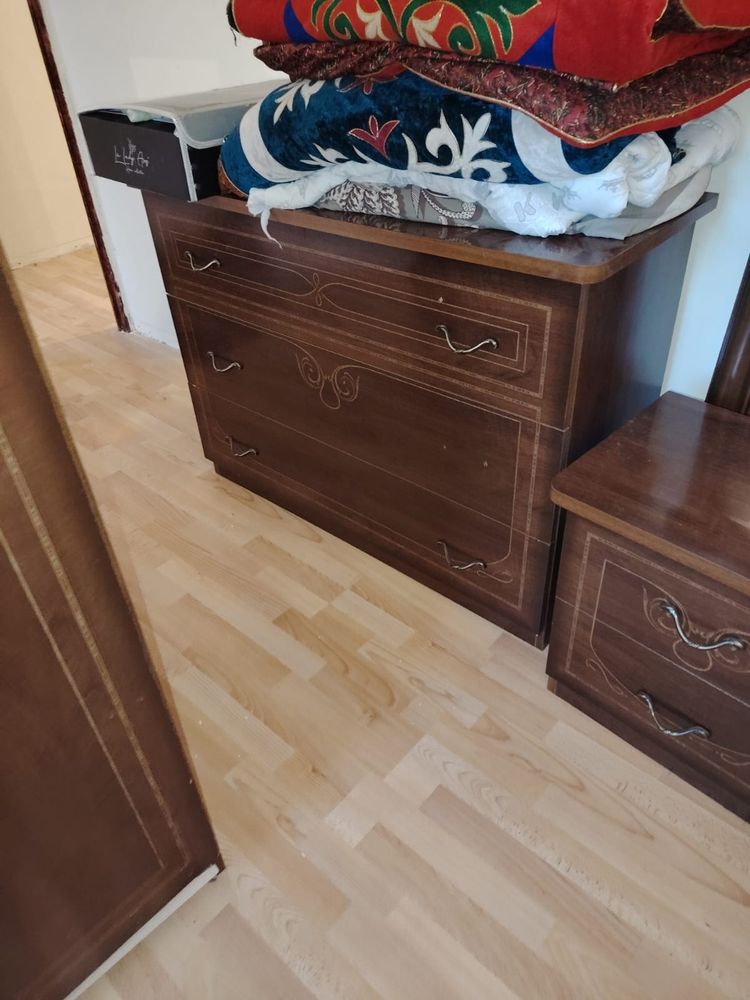 Продаю шкаф с комодом