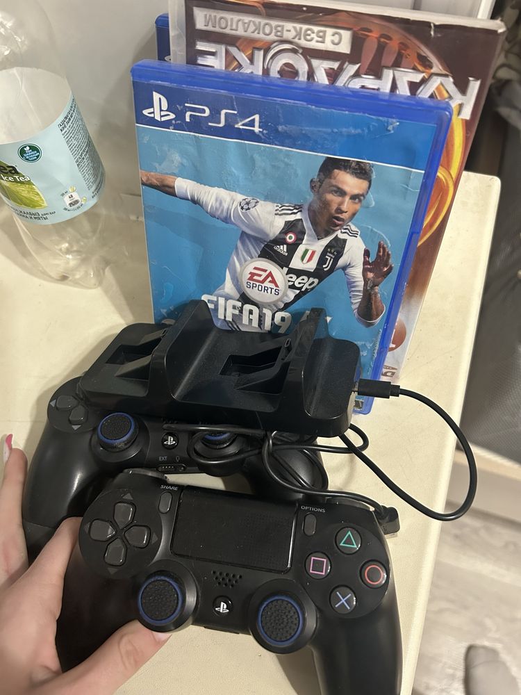 Продам PS 4 Slim