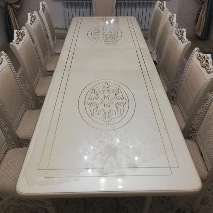 Продам гостиный стол в отличном состоянии