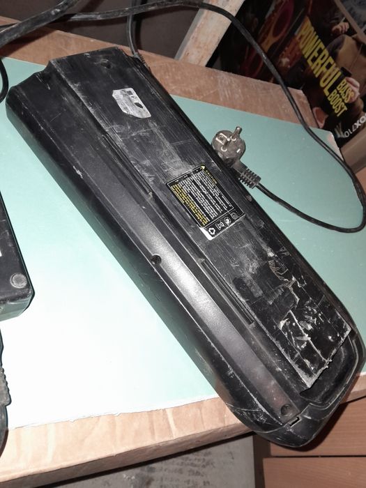 Vând încarcator +carcasa de baterie