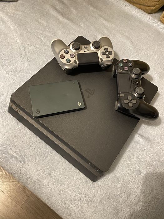 Vand ps 4 cu 2 controlere si cu contul meu de Ps