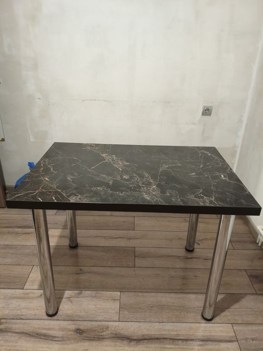 Продается кухонный стол в идеальном стоянии