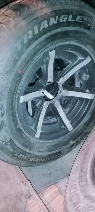 4 зимние шины с дисками R16 на внедорожник.
