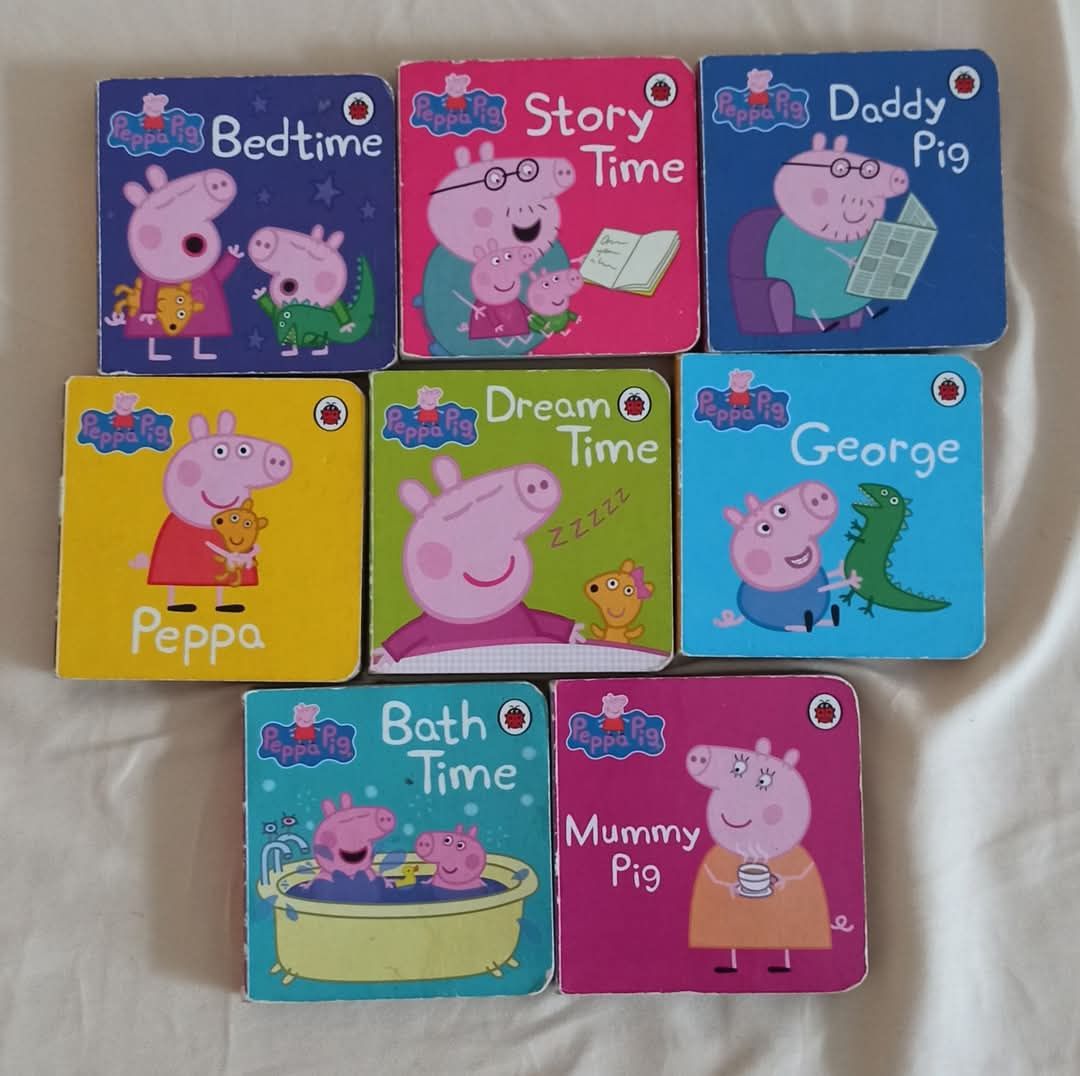 Jucarii, carti si prosop plaja familia purcelusului Peppa