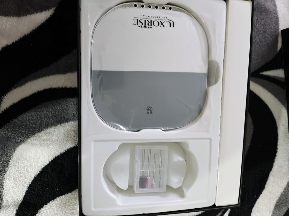 Vând freza, mini lampa, oje și top unghii