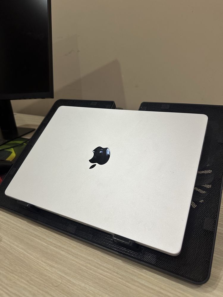 Macbook pro 14 inch m2pro (icloud)