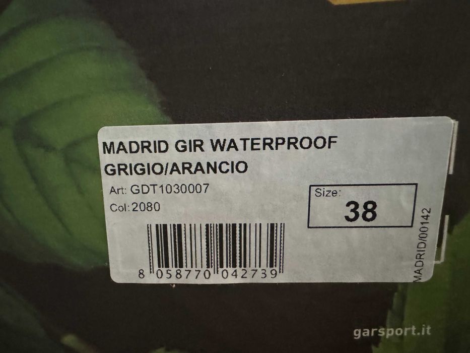 Нови трисезонни обувки Garsport Madrid Gir Waterproof, номер 38.