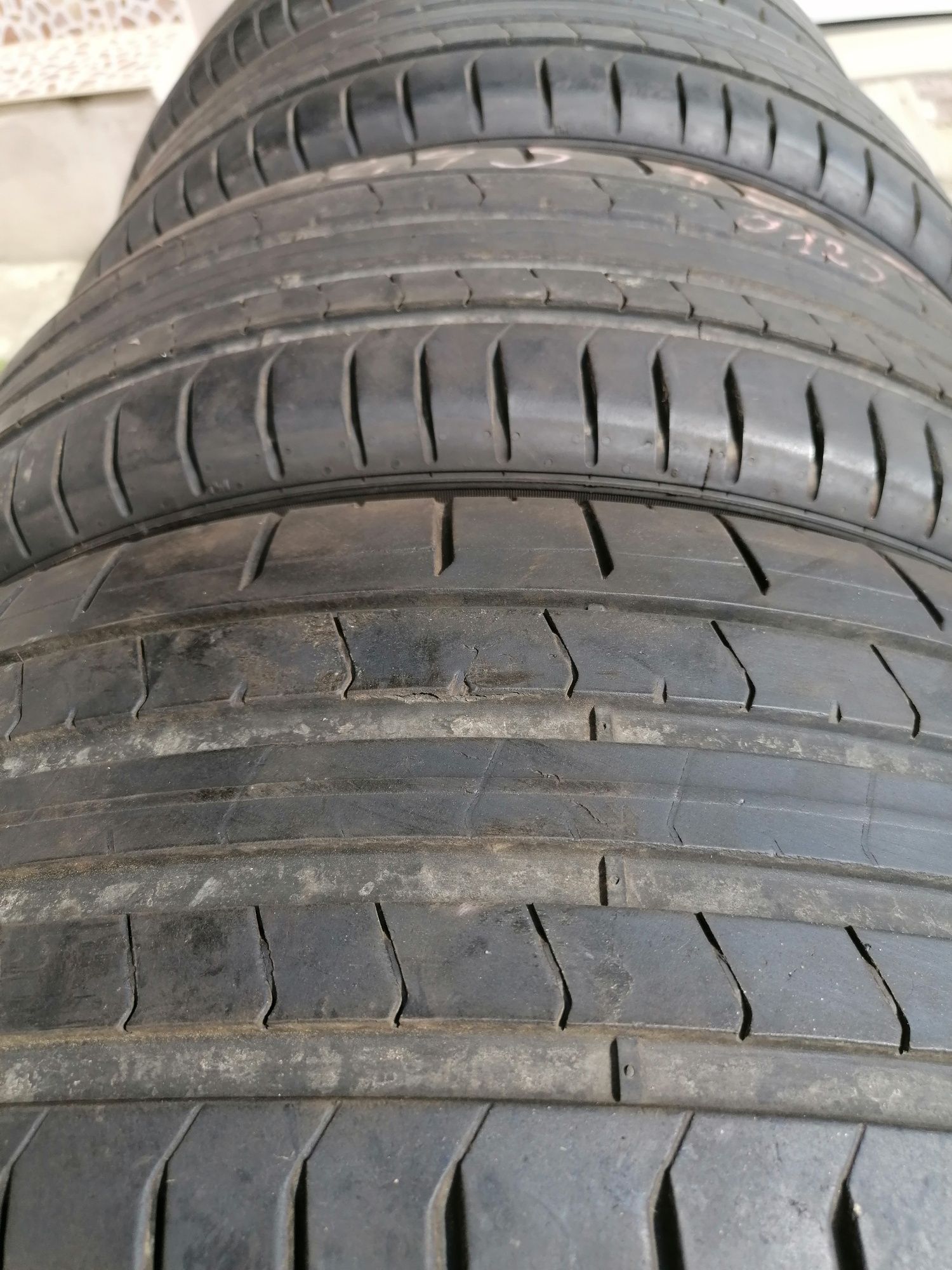 Vând 4 anvelope vară pirelli 245.45.20