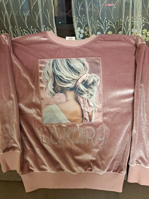 Предлажам красива блестяща блуза за момиче на 9-10г.