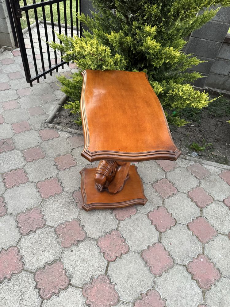 Masuta deosebita din lemn masiv cu blat rotativ