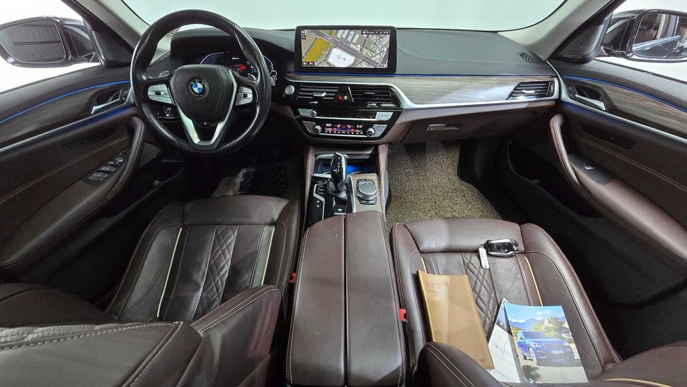 BMW 5-Series 530e Luxury   23