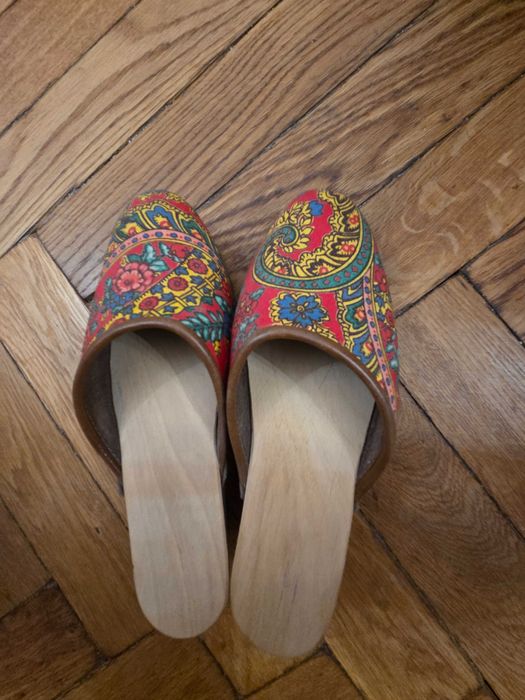 Saboti lucrati manual, lemn, piele, material textil