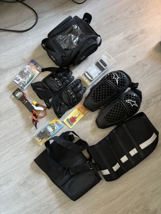 Accesorii motocicleta diverse ( genunchiere, manusi, geanta, etc )