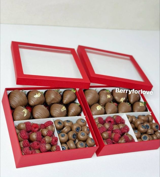 Клубника малина банан ягоды в шоколаде